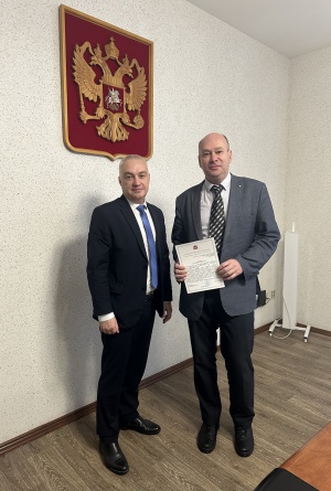 За добросовестный труд и вклад в развитие избирательной системы Челябинской области,
благодарственным письмом Губернатора Челябинской области награжден член Территориальной
избирательной комиссии города Снежинска, Коляда Владислав Владимирович.